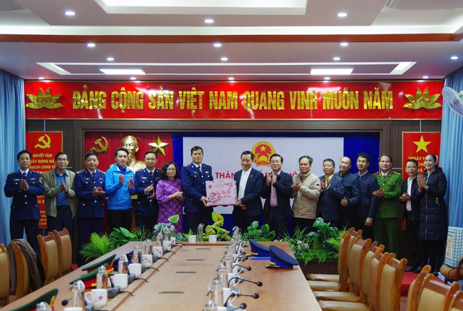 Tết sớm c&ugrave;ng qu&acirc;n v&agrave; d&acirc;n đặc khu Bạch Long Vĩ


- Ảnh 1.