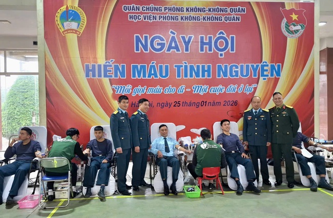 Học viện Ph&ograve;ng kh&ocirc;ng &ndash; Kh&ocirc;ng qu&acirc;n phối hợp Bệnh viện Trung ương Qu&acirc;n đội 108 tổ chức Ng&agrave;y hội hiến m&aacute;u t&igrave;nh nguyện- Ảnh 1.