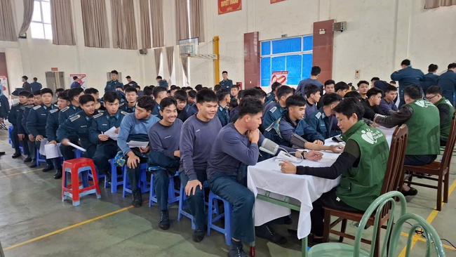 Học viện Ph&ograve;ng kh&ocirc;ng &ndash; Kh&ocirc;ng qu&acirc;n phối hợp Bệnh viện Trung ương Qu&acirc;n đội 108 tổ chức Ng&agrave;y hội hiến m&aacute;u t&igrave;nh nguyện- Ảnh 2.