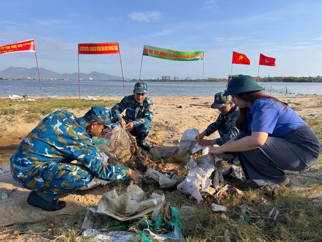 "Ng&agrave;y Thanh ni&ecirc;n c&ugrave;ng h&agrave;nh động" ch&agrave;o mừng th&agrave;nh c&ocirc;ng Đại hội Đại biểu to&agrave;n quốc lần thứ XIV của Đảng- Ảnh 3.