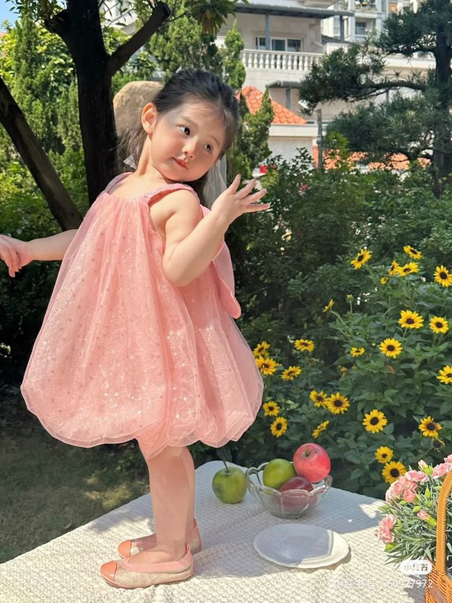 Nu&ocirc;i dạy con g&aacute;i đừng chỉ khen con "xinh xắn" v&agrave; "ngoan ngo&atilde;n": 5 c&aacute;ch gi&uacute;p "b&igrave;nh rượu mơ" lớn l&ecirc;n tự tin, mạnh mẽ v&agrave; gi&agrave;u nội lực- Ảnh 1.
