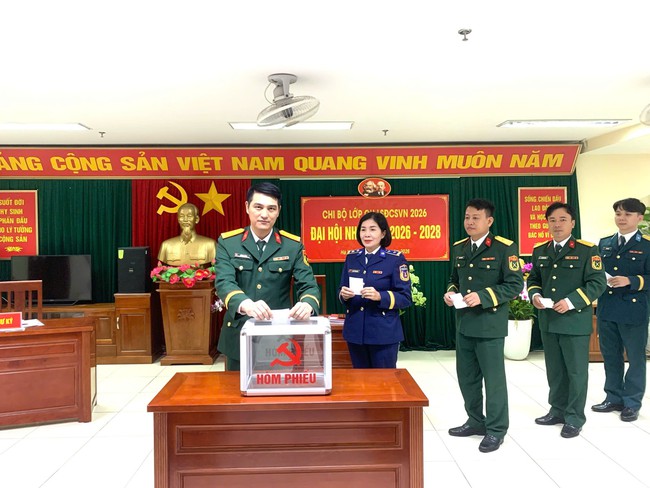 Chi bộ lớp cao học Lịch sử Đảng l&atilde;nh đạo triển khai hiệu quả hai đột ph&aacute; nhiệm kỳ 2026-2028- Ảnh 6.