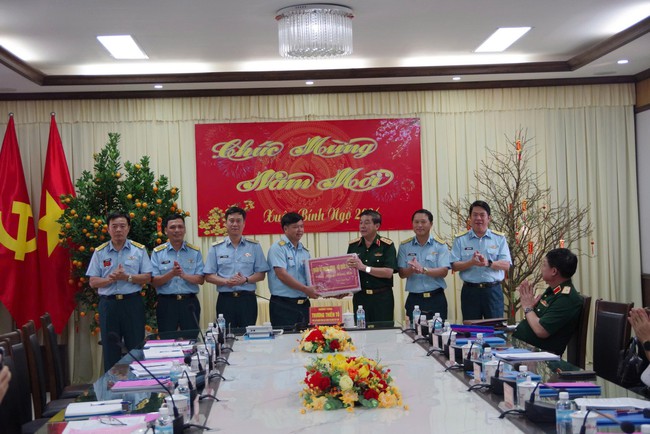 Bộ Quốc Ph&ograve;ng kiểm tra sẵn s&agrave;ng chiến đấu v&agrave; ch&uacute;c Tết Sư đo&agrave;n 377- Ảnh 1.