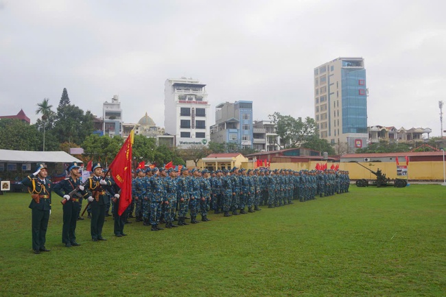 Thiếu tướng Ng&ocirc; Quốc Chung dự, chỉ đạo Lễ ra qu&acirc;n huấn luyện năm 2026 tại Trung đo&agrave;n 240- Ảnh 1.