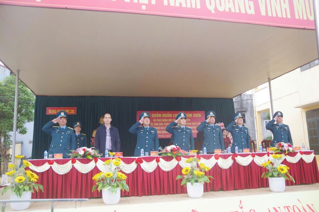 Thiếu tướng Ng&ocirc; Quốc Chung dự, chỉ đạo Lễ ra qu&acirc;n huấn luyện năm 2026 tại Trung đo&agrave;n 240- Ảnh 2.