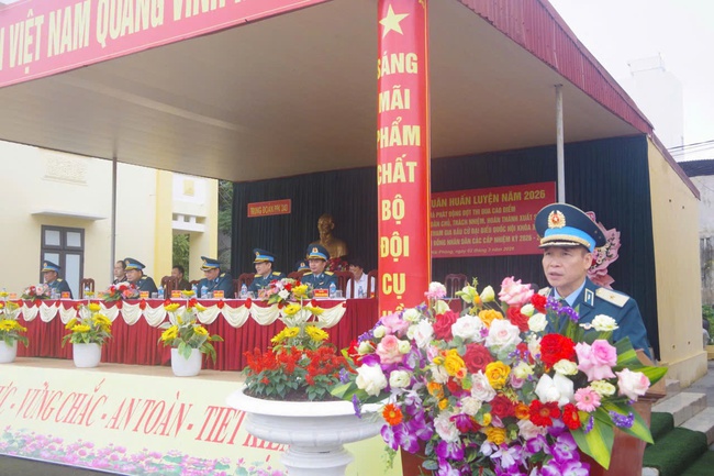 Thiếu tướng Ng&ocirc; Quốc Chung dự, chỉ đạo Lễ ra qu&acirc;n huấn luyện năm 2026 tại Trung đo&agrave;n 240- Ảnh 3.