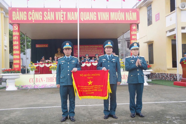 Thiếu tướng Ng&ocirc; Quốc Chung dự, chỉ đạo Lễ ra qu&acirc;n huấn luyện năm 2026 tại Trung đo&agrave;n 240- Ảnh 5.