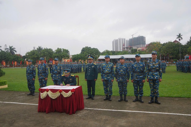 Thiếu tướng Ng&ocirc; Quốc Chung dự, chỉ đạo Lễ ra qu&acirc;n huấn luyện năm 2026 tại Trung đo&agrave;n 240- Ảnh 6.