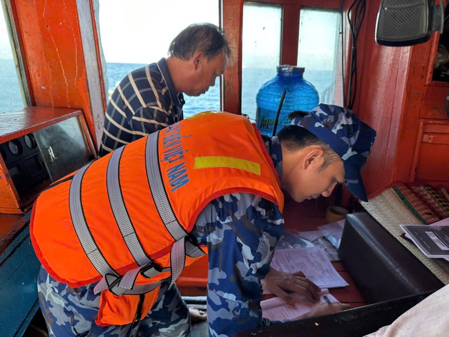 Người sĩ quan trẻ v&agrave; những chuyến tuần tra kh&ocirc;ng tiếng s&uacute;ng- Ảnh 2.