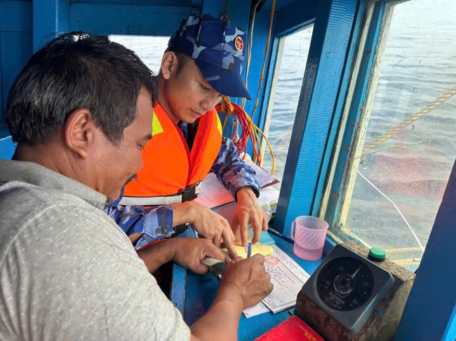 Người sĩ quan trẻ v&agrave; những chuyến tuần tra kh&ocirc;ng tiếng s&uacute;ng- Ảnh 4.