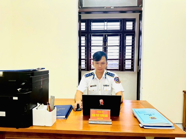 Người sĩ quan trẻ v&agrave; những chuyến tuần tra kh&ocirc;ng tiếng s&uacute;ng- Ảnh 1.