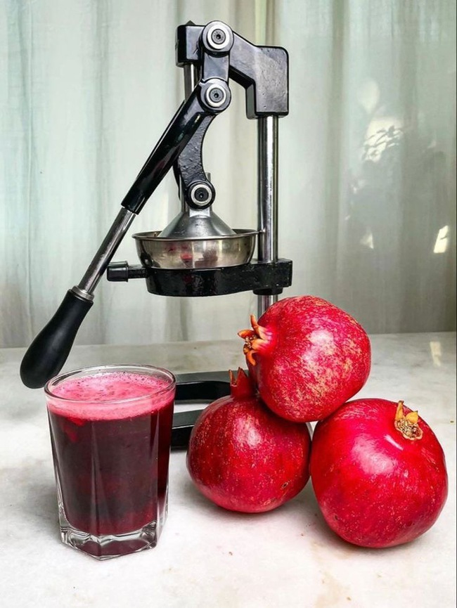 Ly nước đỏ được phong &ldquo;kem chống nắng tự nhi&ecirc;n&rdquo;: L&agrave;m chậm l&atilde;o h&oacute;a, n&acirc;ng t&ocirc;ng da chấp cả tia UV- Ảnh 2.