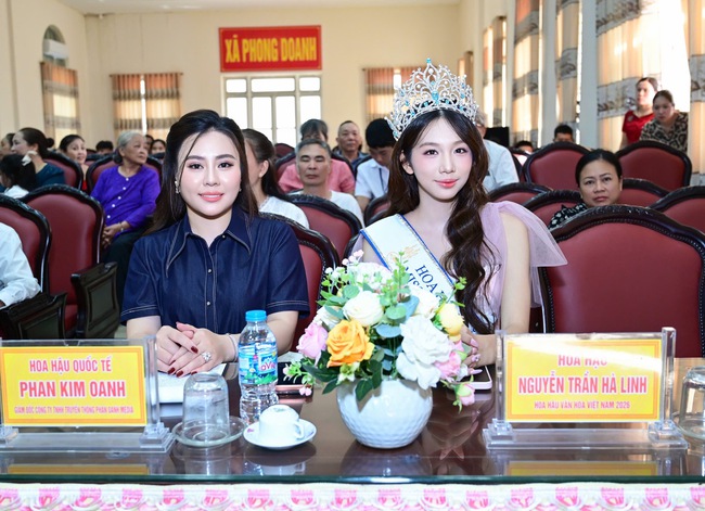 Trở về Ninh B&igrave;nh trước giờ G, Hoa hậu H&agrave; Linh g&acirc;y x&uacute;c động với h&agrave;nh động &yacute; nghĩa- Ảnh 1.