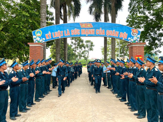 H&agrave;nh trang đầu ti&ecirc;n của chiến sĩ mới tại Học viện Ph&ograve;ng kh&ocirc;ng-Kh&ocirc;ng qu&acirc;n- Ảnh 1.