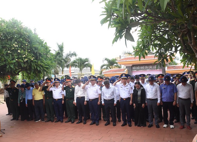 Cảnh s&aacute;t biển Việt Nam triển khai nhiều hoạt động &yacute; nghĩa tại đặc khu L&yacute; Sơn- Ảnh 5.