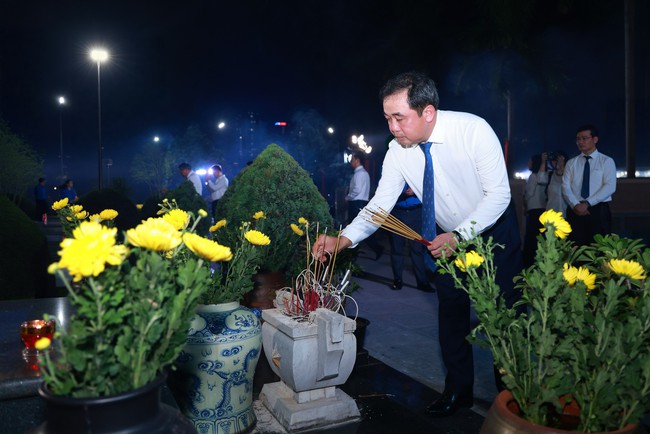 H&agrave; Nội: Lễ Thắp nến tri &acirc;n c&aacute;c Anh h&ugrave;ng liệt sĩ nh&acirc;n kỷ niệm 79 năm Ng&agrave;y Thương binh - Liệt sĩ 27/7- Ảnh 2.