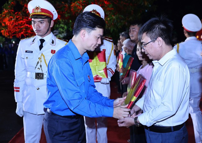 H&agrave; Nội: Lễ Thắp nến tri &acirc;n c&aacute;c Anh h&ugrave;ng liệt sĩ nh&acirc;n kỷ niệm 79 năm Ng&agrave;y Thương binh - Liệt sĩ 27/7- Ảnh 3.
