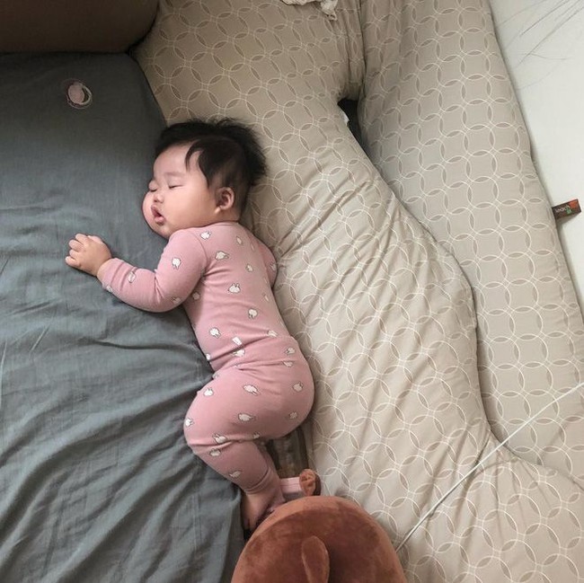 Sự kh&aacute;c biệt giữa đứa trẻ chỉ ngủ với mẹ hoặc bố v&agrave; đứa trẻ được ngủ c&ugrave;ng cả bố lẫn mẹ- Ảnh 1.