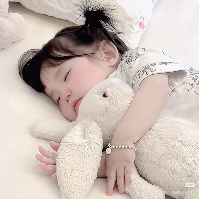 B&eacute; đang ngủ bỗng cựa quậy, &ecirc; a li&ecirc;n tục? C&oacute; thể con chưa thức đ&acirc;u!- Ảnh 2.