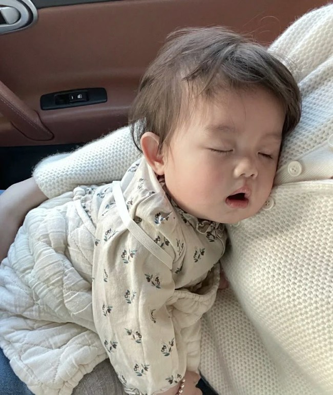 B&eacute; đang ngủ bỗng cựa quậy, &ecirc; a li&ecirc;n tục? C&oacute; thể con chưa thức đ&acirc;u!- Ảnh 3.