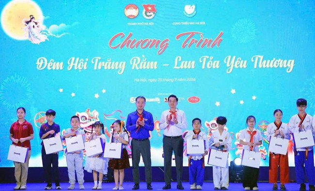 Thiếu nhi Thủ đ&ocirc; vui Tết Trung thu tại chương tr&igrave;nh "Vui hội trăng rằm - lần tỏa y&ecirc;u thương "- Ảnh 2.