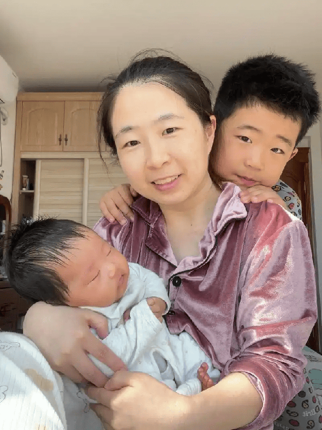 Một đứa trẻ được mẹ chăm, một đứa trẻ được b&agrave; chăm: Chỉ 5 năm sau đ&atilde; thấy kh&aacute;c biệt- Ảnh 2.