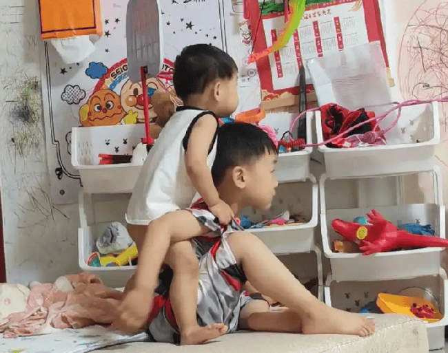 Một đứa trẻ được mẹ chăm, một đứa trẻ được b&agrave; chăm: Chỉ 5 năm sau đ&atilde; thấy kh&aacute;c biệt- Ảnh 1.