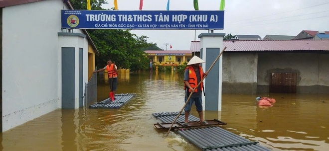 Về Yên Bái tặng quà, tiếp sức học sinh vùng lũ- Ảnh 1.