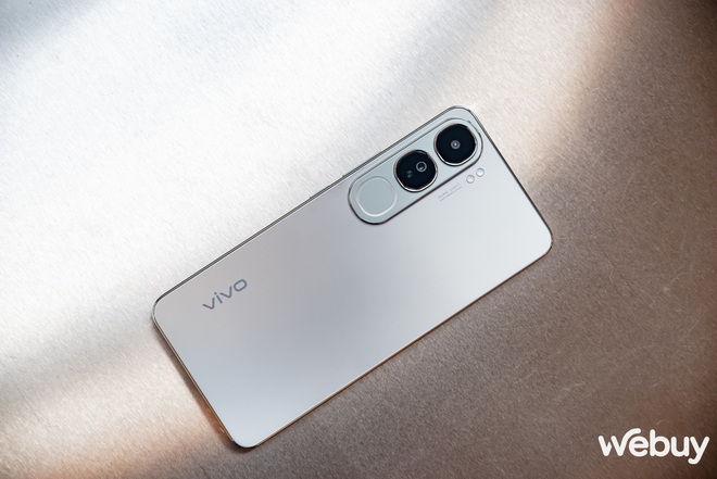 Cận cảnh vivo V40 Lite: Đẹp sang bất ngờ, bền bỉ với IP64 và sạc nhanh 80W, vẫn sở hữu vòng sáng Aura thông minh, giá 8.5tr đồng- Ảnh 4.