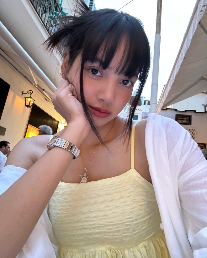 Lisa dạo gần đây đẹp đỉnh cao về cả nhan sắc lẫn phong cách, ngắm mãi không chán- Ảnh 4. Lisa dạo gần đây đẹp đỉnh cao về cả nhan sắc lẫn phong cách, ngắm mãi không chán- Ảnh 4.