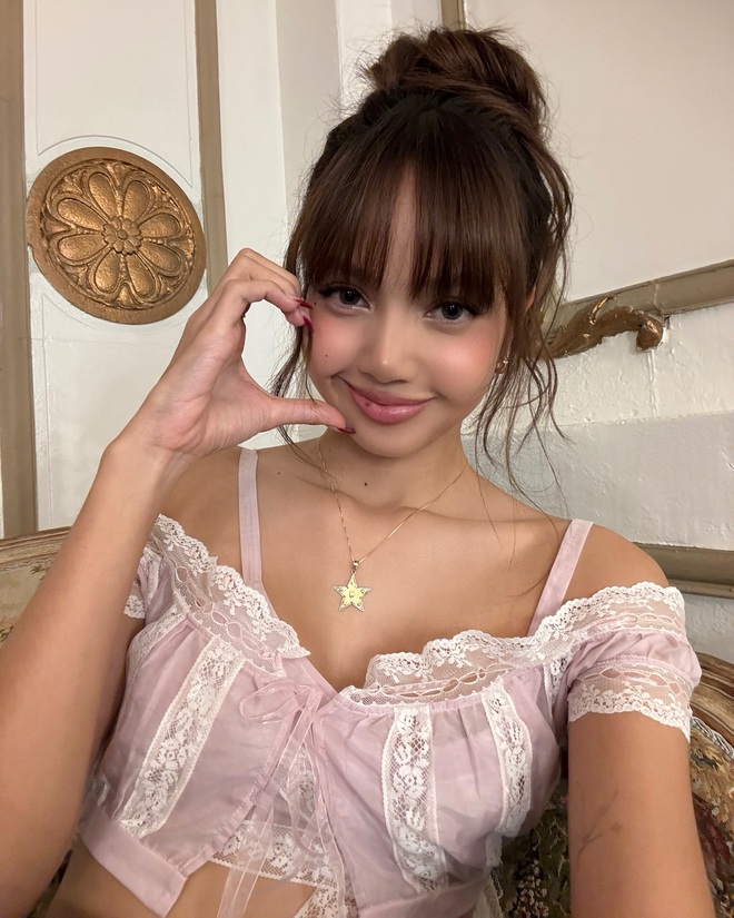 Lisa dạo gần đây đẹp đỉnh cao về cả nhan sắc lẫn phong cách, ngắm mãi không chán- Ảnh 5. Lisa dạo gần đây đẹp đỉnh cao về cả nhan sắc lẫn phong cách, ngắm mãi không chán- Ảnh 5.