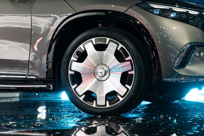Mercedes-Maybach EQS 680 vừa ra mắt Việt Nam đã có khách chốt luôn tại sự kiện: Giá 7,61 tỷ, 3 màn hình, mạnh gần 660 mã lực, chạy 611km/sạc- Ảnh 8. Mercedes-Maybach EQS 680 vừa ra mắt Việt Nam đã có khách chốt luôn tại sự kiện: Giá 7,61 tỷ, 3 màn hình, mạnh gần 660 mã lực, chạy 611km/sạc- Ảnh 8.
