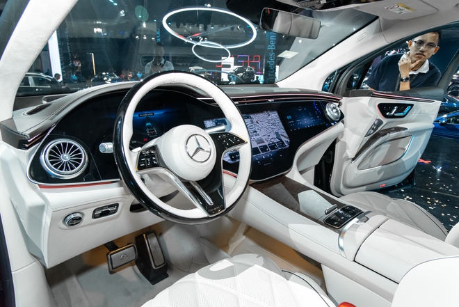 Mercedes-Maybach EQS 680 vừa ra mắt Việt Nam đã có khách chốt luôn tại sự kiện: Giá 7,61 tỷ, 3 màn hình, mạnh gần 660 mã lực, chạy 611km/sạc- Ảnh 10. Mercedes-Maybach EQS 680 vừa ra mắt Việt Nam đã có khách chốt luôn tại sự kiện: Giá 7,61 tỷ, 3 màn hình, mạnh gần 660 mã lực, chạy 611km/sạc- Ảnh 10.