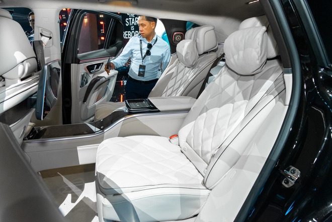 Mercedes-Maybach EQS 680 vừa ra mắt Việt Nam đã có khách chốt luôn tại sự kiện: Giá 7,61 tỷ, 3 màn hình, mạnh gần 660 mã lực, chạy 611km/sạc- Ảnh 15. Mercedes-Maybach EQS 680 vừa ra mắt Việt Nam đã có khách chốt luôn tại sự kiện: Giá 7,61 tỷ, 3 màn hình, mạnh gần 660 mã lực, chạy 611km/sạc- Ảnh 15.