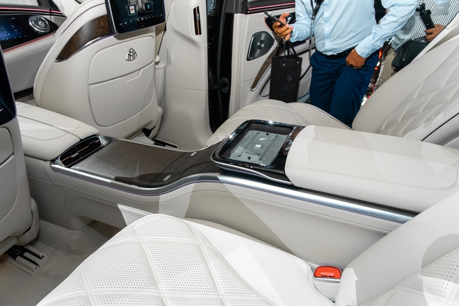 Mercedes-Maybach EQS 680 vừa ra mắt Việt Nam đã có khách chốt luôn tại sự kiện: Giá 7,61 tỷ, 3 màn hình, mạnh gần 660 mã lực, chạy 611km/sạc- Ảnh 17. Mercedes-Maybach EQS 680 vừa ra mắt Việt Nam đã có khách chốt luôn tại sự kiện: Giá 7,61 tỷ, 3 màn hình, mạnh gần 660 mã lực, chạy 611km/sạc- Ảnh 17.