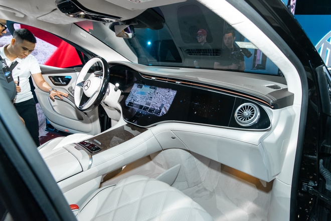 Mercedes-Maybach EQS 680 vừa ra mắt Việt Nam đã có khách chốt luôn tại sự kiện: Giá 7,61 tỷ, 3 màn hình, mạnh gần 660 mã lực, chạy 611km/sạc- Ảnh 12. Mercedes-Maybach EQS 680 vừa ra mắt Việt Nam đã có khách chốt luôn tại sự kiện: Giá 7,61 tỷ, 3 màn hình, mạnh gần 660 mã lực, chạy 611km/sạc- Ảnh 12.