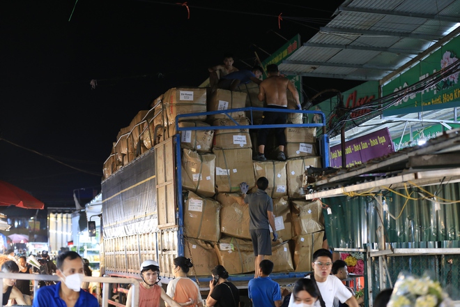 Người dân ùn ùn đổ về chợ hoa đêm lớn nhất miền Bắc trước ngày 20/10- Ảnh 17.