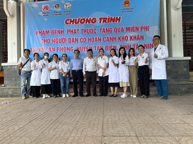 Đoàn Y , Bác sĩ thiện nguyện Thành phố Hồ Chí Minh khám bệnh, cấp thuốc miễn phí, tặng quà cho bà con xã Tân Phong- Ảnh 4.