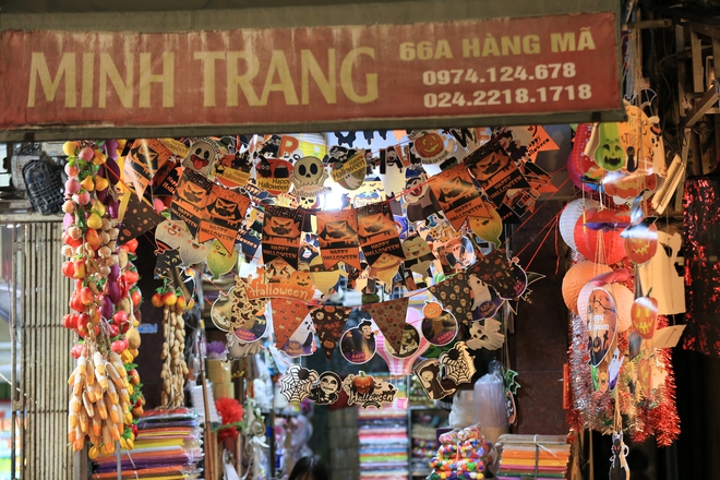 Khung cảnh "lạ" ở tuyến phố nổi tiếng Hà Nội: Đi chơi Halloween nhưng lại rất... Giáng Sinh!- Ảnh 5.