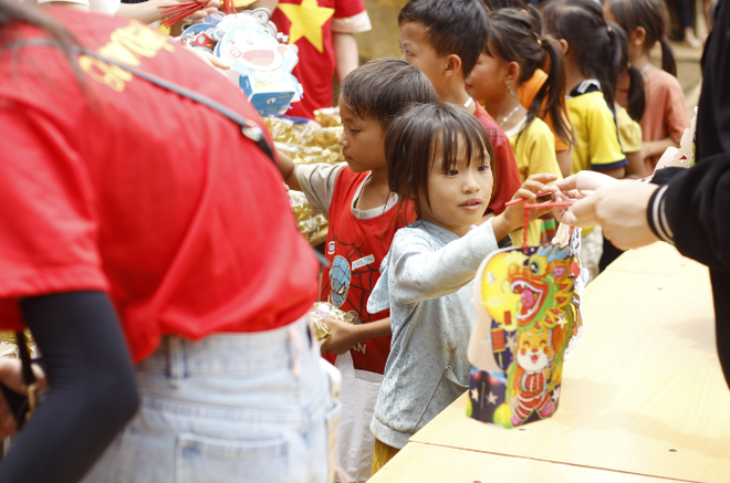 Nhóm tình nguyện "Nụ Cười": Đừng chỉ trao đi "con cá" mà phải giải quyết được gốc rễ vấn đề- Ảnh 5.