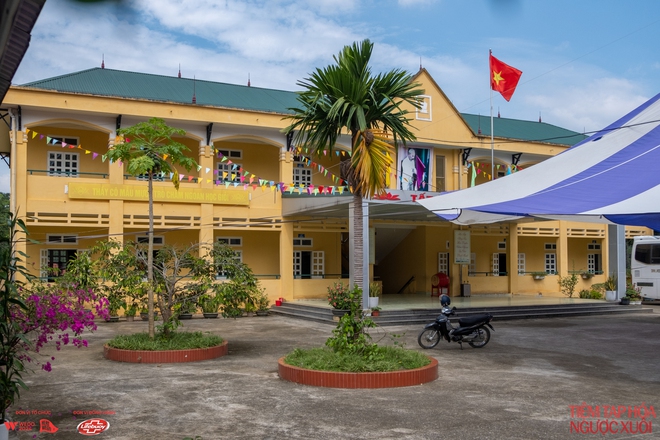 Trường Tiểu học Xuân Vân một buổi chiều đầu tuần: Kho hàng Ngược - Xuôi "gõ cửa", tấp nập niềm vui- Ảnh 2.