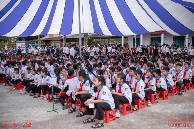 Trường Tiểu học Xuân Vân một buổi chiều đầu tuần: Kho hàng Ngược - Xuôi "gõ cửa", tấp nập niềm vui- Ảnh 14.