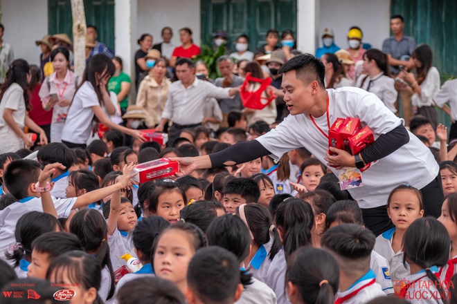 Chùm ảnh: Những nụ cười rạng rỡ của thầy và trò tại trường Tiểu học Xuân Vân- Ảnh 6.