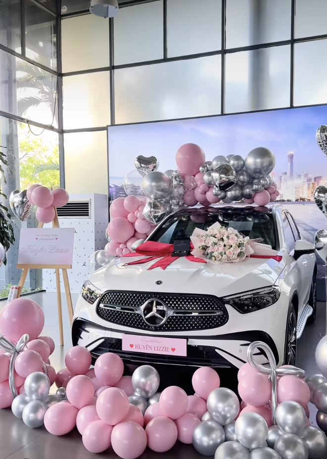 Nữ diễn viên phim giờ vàng VTV tậu Mercedes-Benz GLC 300 giá gần 2,8 tỷ đồng, CĐM đổ xô vào xin vía- Ảnh 9. Nữ diễn viên phim giờ vàng VTV tậu Mercedes-Benz GLC 300 giá gần 2,8 tỷ đồng, CĐM đổ xô vào xin vía- Ảnh 9.