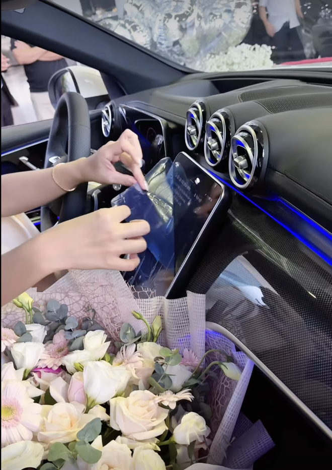 Nữ diễn viên phim giờ vàng VTV tậu Mercedes-Benz GLC 300 giá gần 2,8 tỷ đồng, CĐM đổ xô vào xin vía- Ảnh 8. Nữ diễn viên phim giờ vàng VTV tậu Mercedes-Benz GLC 300 giá gần 2,8 tỷ đồng, CĐM đổ xô vào xin vía- Ảnh 8.