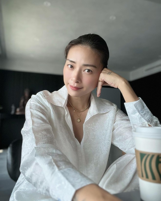 Nữ diễn viên Việt trẻ hơn nhiều so với tuổi 45, style năng động mà vẫn sang- Ảnh 3. Nữ diễn viên Việt trẻ hơn nhiều so với tuổi 45, style năng động mà vẫn sang- Ảnh 3.