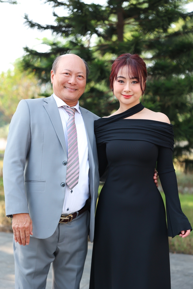 Kim Huyền Sâm làm MC, con gái họa sĩ Ngô Xuân Bính thu hút sự chú ý tại lễ khai mạc triển lãm "Hiện Linh"- Ảnh 5. Kim Huyền Sâm làm MC, con gái họa sĩ Ngô Xuân Bính thu hút sự chú ý tại lễ khai mạc triển lãm "Hiện Linh"- Ảnh 5.