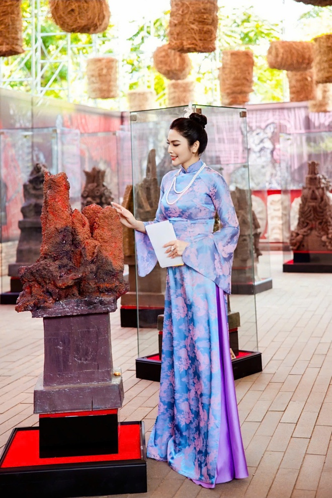 Kim Huyền Sâm làm MC, con gái họa sĩ Ngô Xuân Bính thu hút sự chú ý tại lễ khai mạc triển lãm "Hiện Linh"- Ảnh 2. Kim Huyền Sâm làm MC, con gái họa sĩ Ngô Xuân Bính thu hút sự chú ý tại lễ khai mạc triển lãm "Hiện Linh"- Ảnh 2.