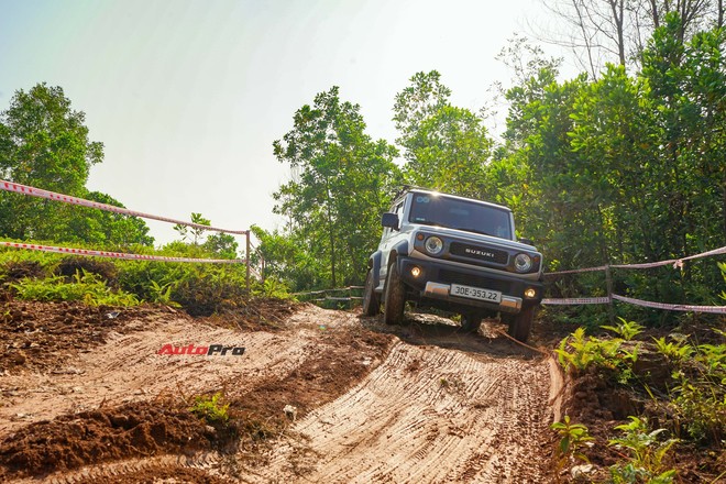 Trải nghiệm nhanh Suzuki Jimny trên đường off-road: Động cơ đủ dùng, hệ thống treo phải đặt đúng cung đường mới biết là 'ngon'- Ảnh 10.