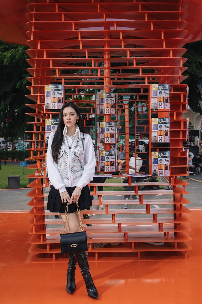 Kiosk Le Monde d'Hermès - sạp báo xa xỉ mang tính biểu tượng của Paris cập bến Sài Gòn, sao Việt nô nức kéo tới check-in - Ảnh 10.